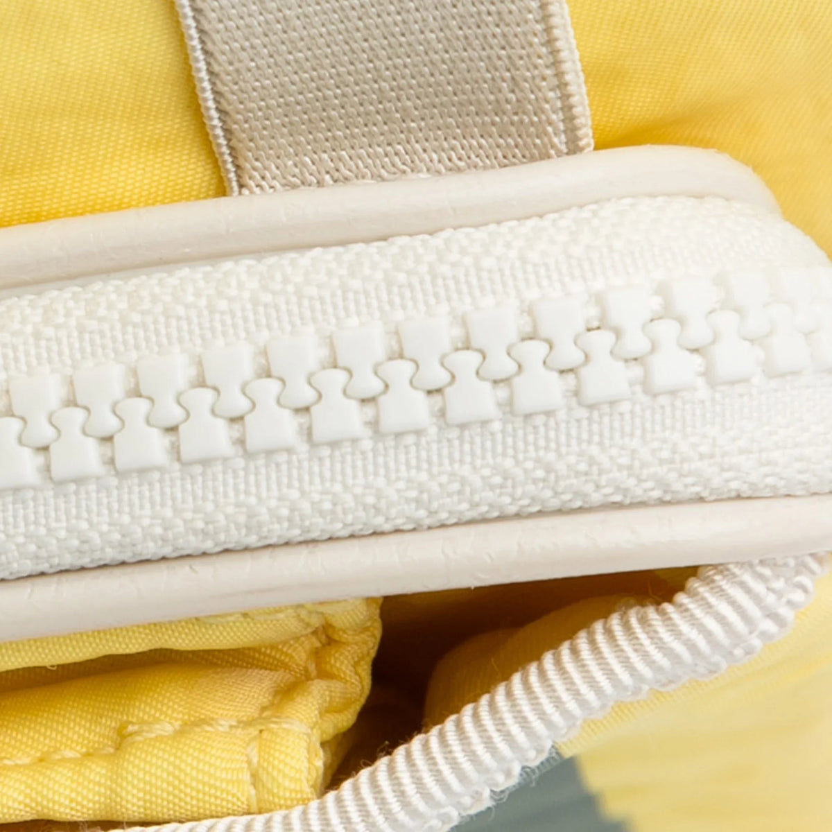 Yellow Belt (New Bag Defects) Unisex For Pre-Owned Love Fabric Authenticated with Nylon Blind