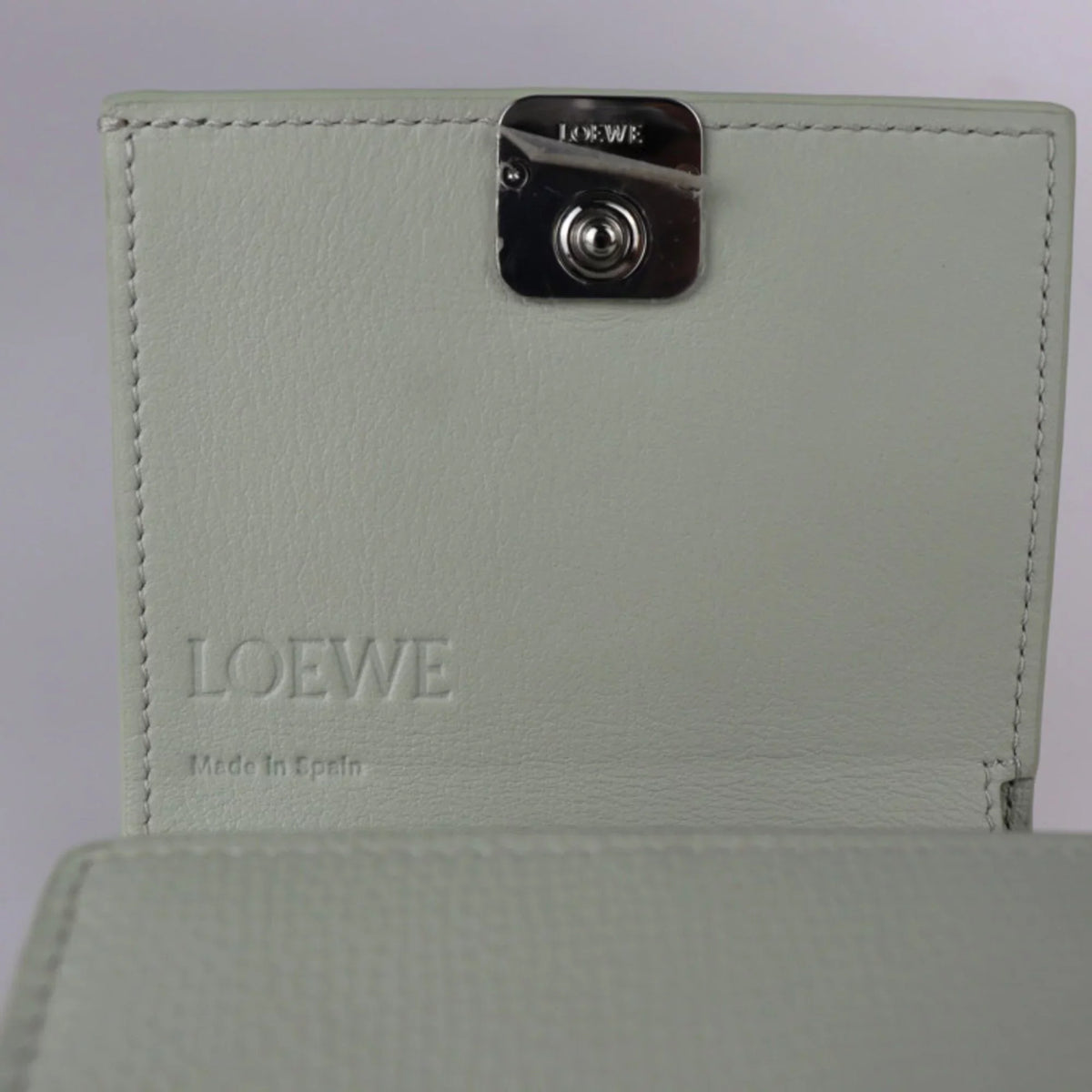 L-shaped compact ANAGRAM series metal Loewe light C821L57X01 WALLET green COMPACT (Good) fastener silver flap fittings Pre-Owned folio LOEWE wallet Anagram FLAP leather